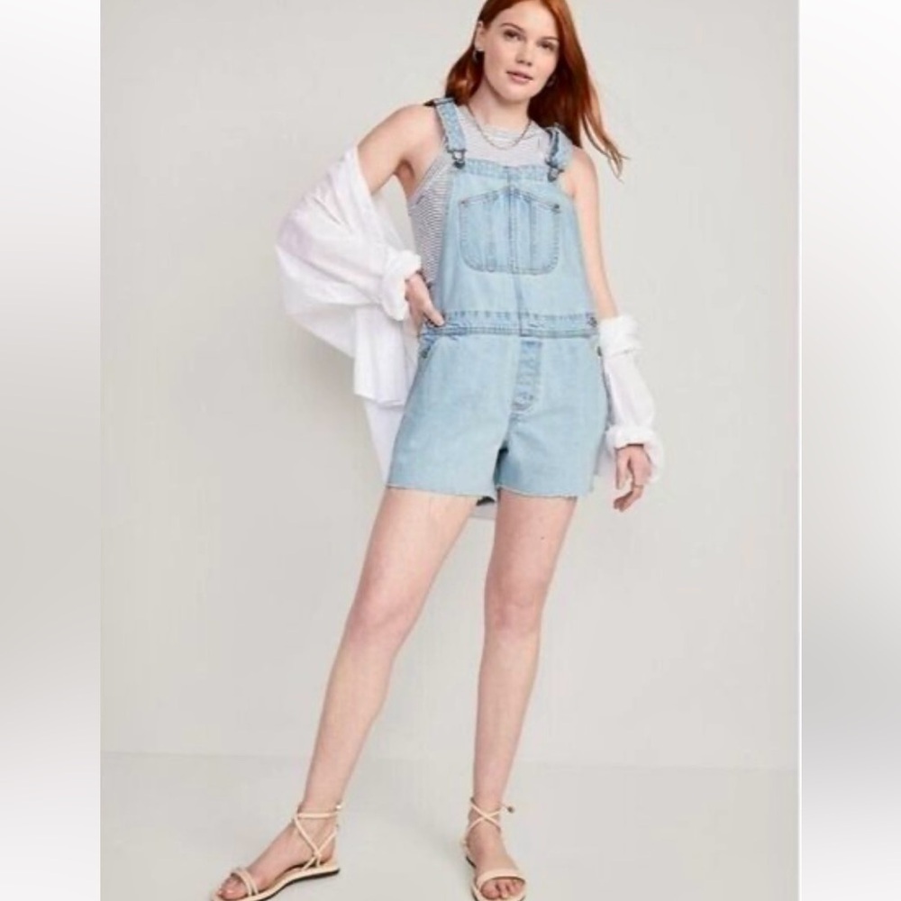 🍁END of Season SALE🍁OLD NAVY Light Washed Denim Overall Shorts size Medium
